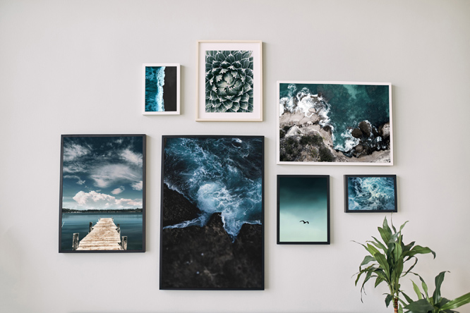 Bilderwand mit Motiven in Blau