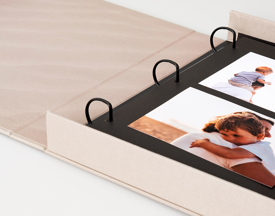 geöffnetes Fotoalbum mit schwarzen Seiten - Fotoalbum zum Einkleben