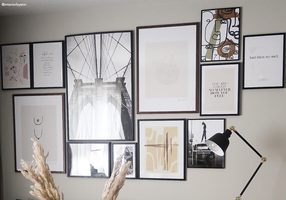 Große Bilderwand über dem Sofa im Wohnzimmer