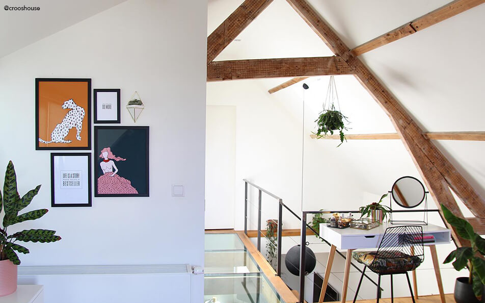 Bilderwand auf kleiner Wandfläche - Schrägdach mit Dachbalken